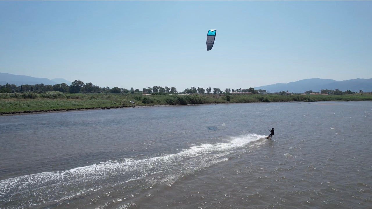 How Kitesurf Lessons Work in Nafpaktos (Step-by-Step Beginner Guide)