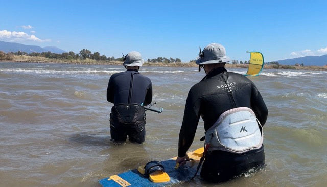 Kitesurfing lesson in Nafpaktos in swallow water